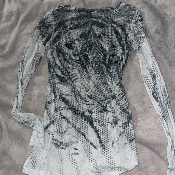 tiger stretchy top with rhinestone detailing - Picture 3 of 3